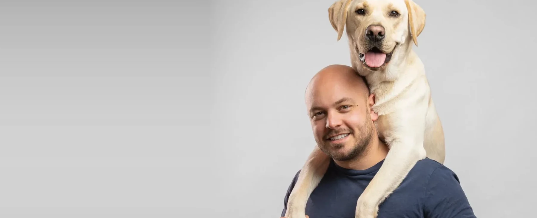 Llorenç Ventura acariciando a un perro tranquilo en el bosque