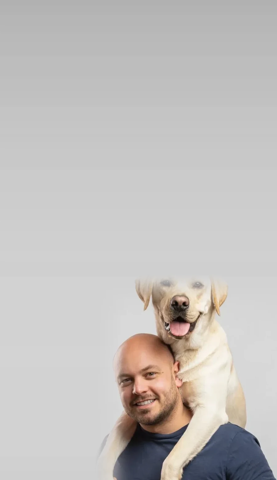 Llorenç Ventura acariciando a un perro tranquilo en el bosque
