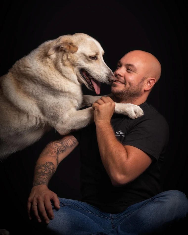 Llorenç Ventura con un perro, retrato de estudio